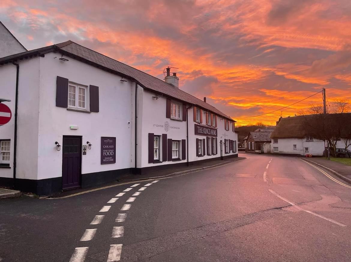 The Kings Arms Inn Stratton  ภายนอก รูปภาพ